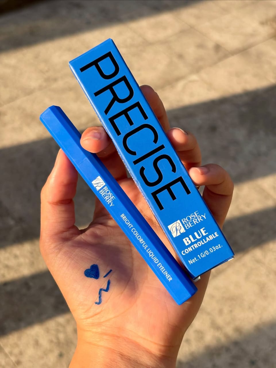 ايلاينر روز بيري الازرق